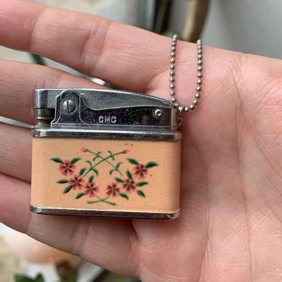 Vintage Floral Lighter Pendant 💐 🔥 ✨ - Picture 3 of 7